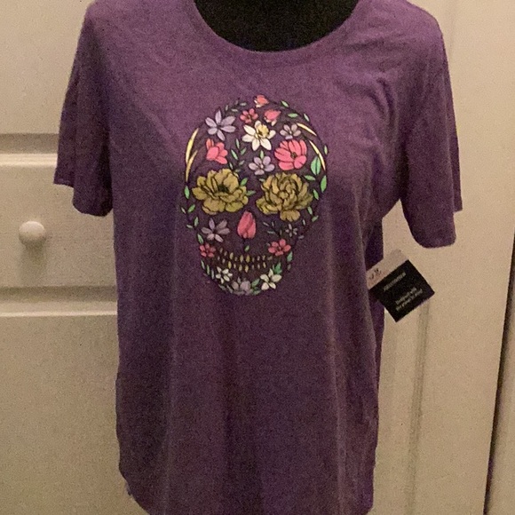 🌸NWT Graphic Skull With Flowers Size XLARGE Must Have Tee Makes Perfect Gift 🌸 - Picture 2 of 10
